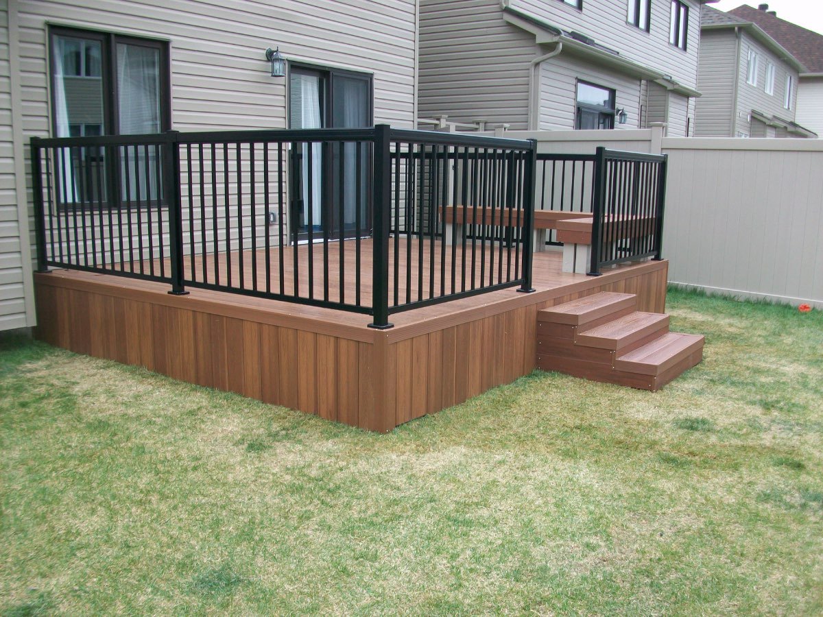 Warm-wood Fiberon composite deck with black aluminium railing